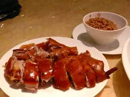 淨返嘅飯都仲有一大碗，切埋嘅乳豬足足有一碟例牌咁多！