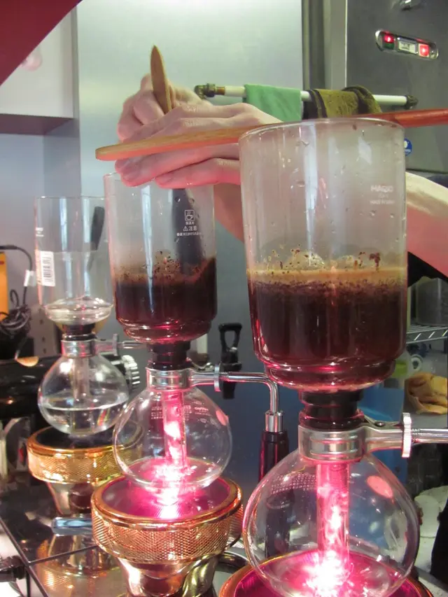 咖啡師做足要做的步驟，非常專業