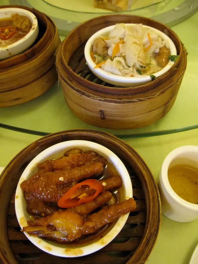 蠻好吃的鳳爪和牛柏葉