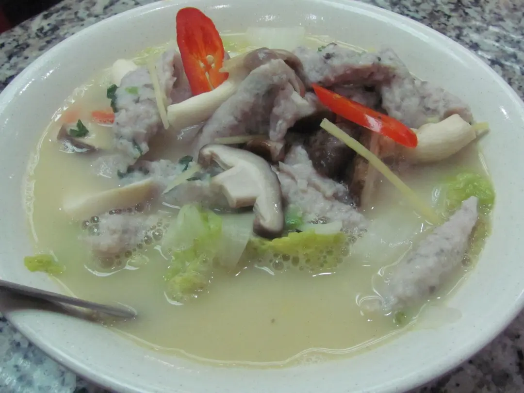 濃湯魚滑浸娃娃菜個湯挺有魚味，娃娃菜就軟腍- 香港太子的美富小炒菜館 