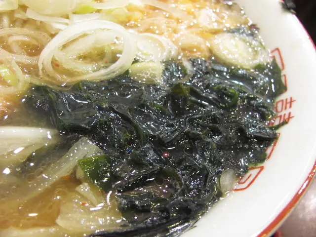 每碗拉麵有大量的海苔、洋蔥、大蒜、栗米及筍