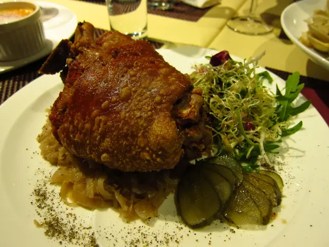 招牌德國咸豬手配秘製酸椰菜