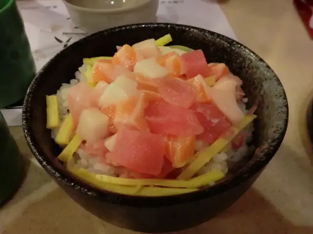 很多薑的魚生飯