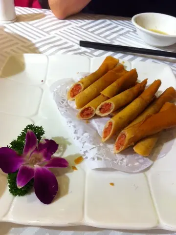 鵝肝春卷,春卷入面嘅材料並唔似鵝肝,似用腸仔多啲