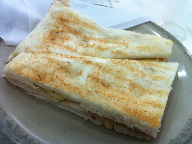 鮮油多看來不錯，麵包面層烘得成焦脆