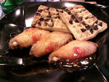 香煎雞翼+格仔餅(小食)：雞翼味道一般，沒有特別。