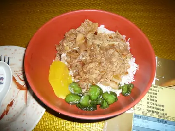 除了牛肉、黄萝卜外,还有少量金菇。