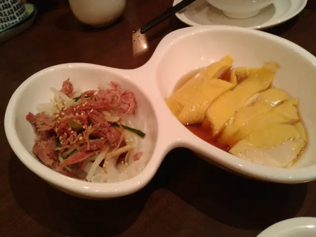 風鵝粉皮(左),雕皇醉雞(右)