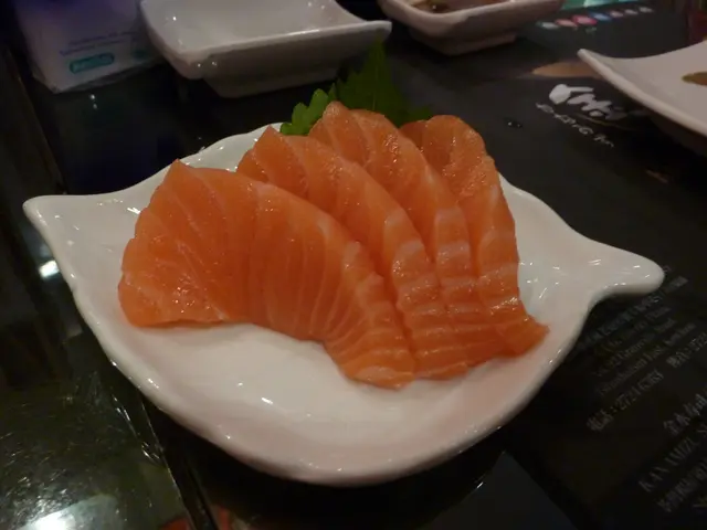 完全無光澤o既三文魚，重有骨o添！