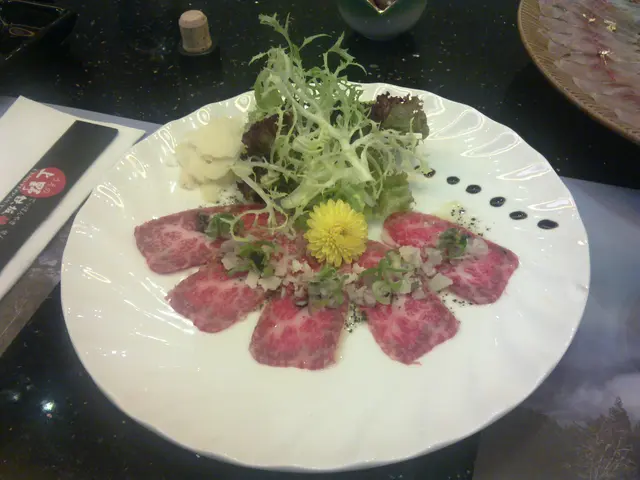 和牛刺生 , 同芝士一齊食 , 味道一流