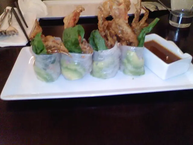 軟殼蟹牛油果米紙卷