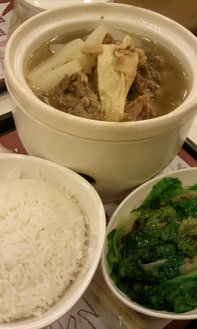 清湯牛腩煲+豉油生菜+白飯：蘿蔔也炆得林，尚算清甜