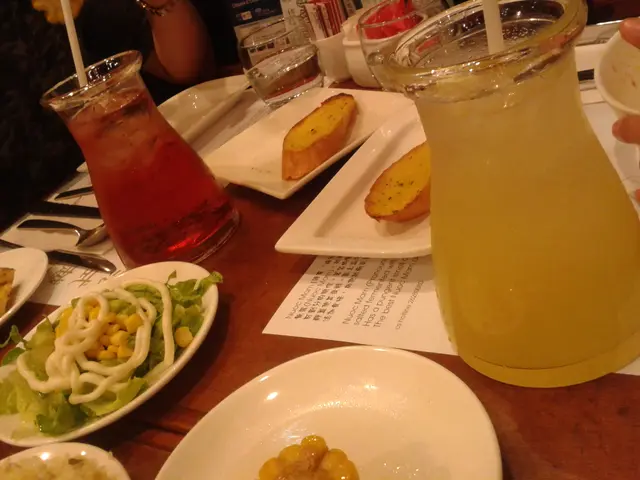 菠蘿冰，黑加侖子梳打