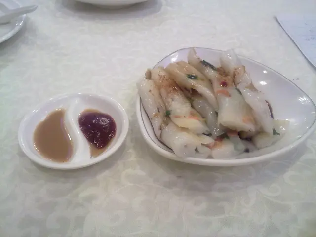 蝦米蔥花腸粉，料少唔夠香味，都係唔夠脆。