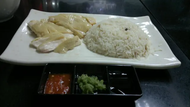 去骨海南雞、油飯、三色醬