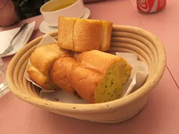 二人餐有四件熱烘烘的蒜蓉包，正!^_^