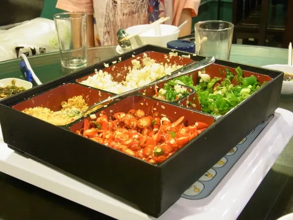 坐了一小時，只看過混醬材料，沒有看過湯底及任何食物，真可笑！