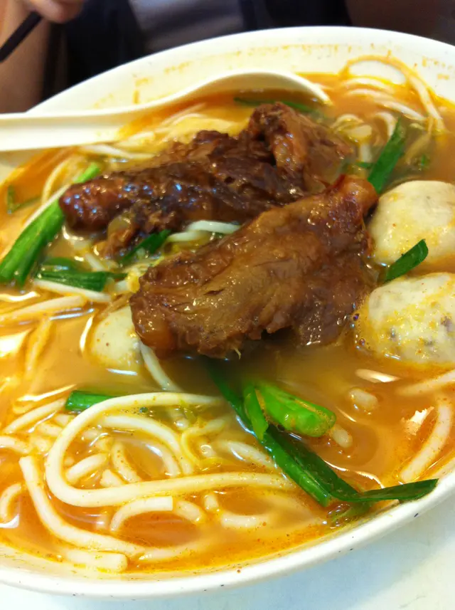 豬軟骨、貢丸米線(九小辣)