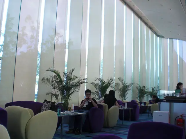 靠窗落地大玻璃的位子就是心水的位