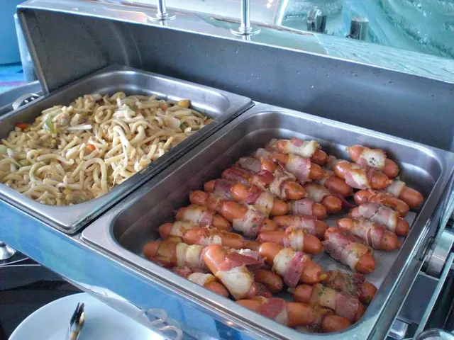 煙肉腸仔卷、什錦炒烏冬，味道一般。