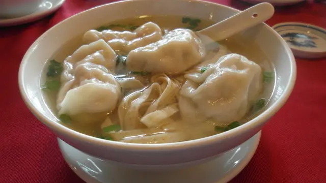 津白鮮肉水餃雞湯蝦子闊條麵