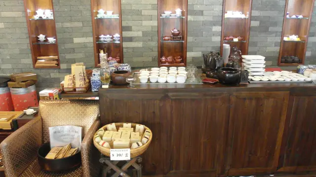 店中一角,有不少茶葉和茶具售賣