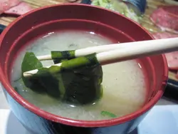 味噌汤甜得有点过份，但面豉味当然就近乎零