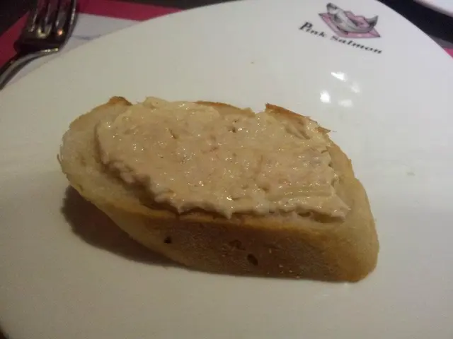 三文魚白汁醬伴香焗法包