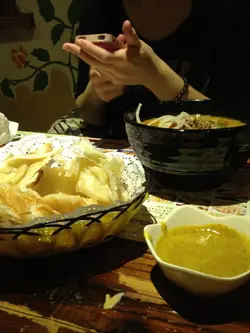 印度薄饼配咖哩汁($18)