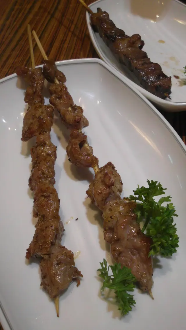 燒蒙古羊肉（前）、燒安格斯牛柳粒（後）