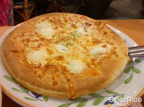 mozeralla cheese pizza - Saizeriya Italian Restaurant in Tin Shui Wai 