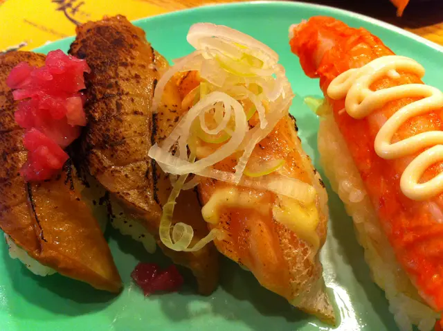 左起:三文魚油漬,火灸三文魚腩,蟹棒