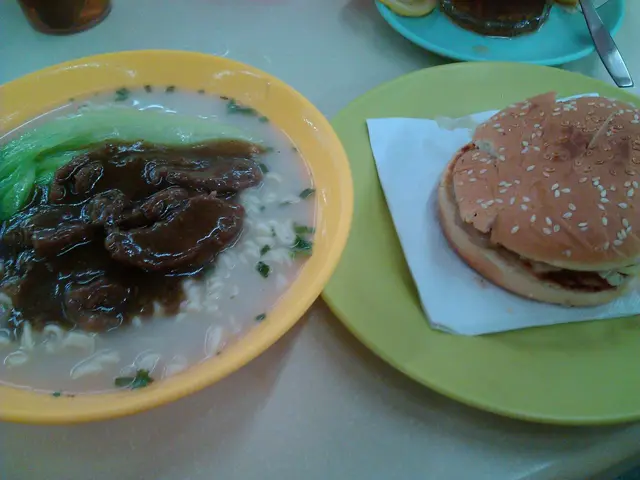 特餐 (沙嗲牛肉麵+豬扒包)