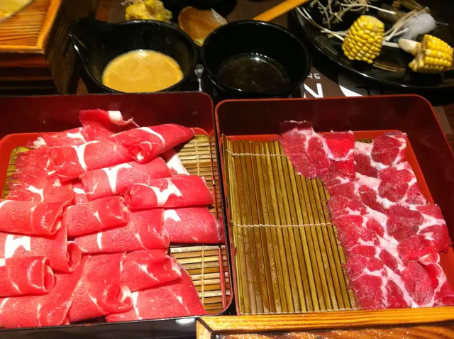 左邊係韌肉, 右邊係第1碟黎ge OK 的牛肉。 單憑肉眼看都明顯看到是兩種不同grade 牛肉。