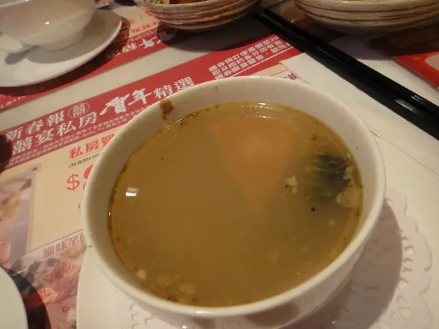 雖然這碗湯面上浮著脂肪類的東西，有些礙眼，卻給我感覺更象家裡頭煲的湯！