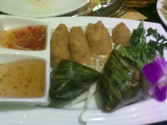 頭盤小食(蝦餅同香葉雞)
