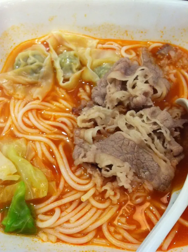 肥牛雲吞茄湯米線