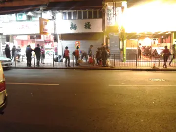 老闆伙記一包二包準備離開