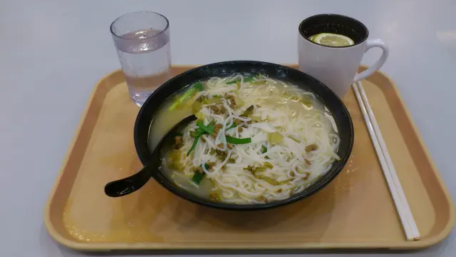 八寶肉丁鍋米線配熱檸蜜