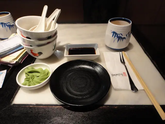 日式為主的餐具,山葵醬呈花狀有趣。