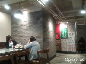 磚牆、街招、紙皮石地 - Starbucks Coffee in Mong Kok 