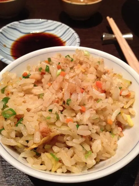 海鮮炒飯,有三文魚碎,還有蔥花的香味。