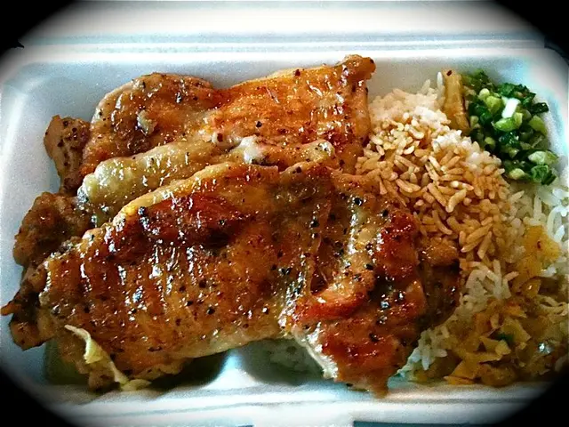 去筋，去油脂，用秘製黑椒豉油醃過夜然後超高溫烤熟．抵食夾大件　－　正！