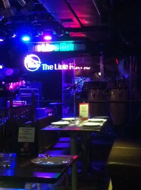 餐廳內的小型舞台,駐場樂隊表演的地方。