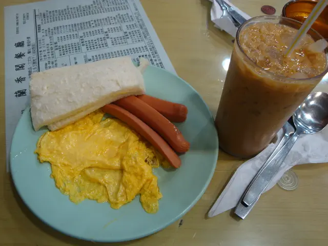 腸仔炒蛋+凍奶茶