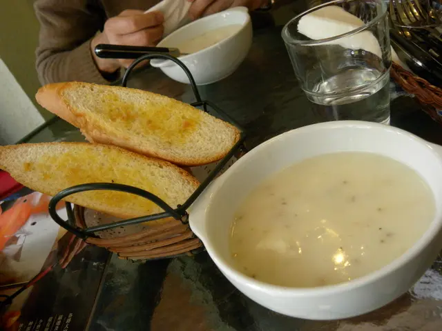 忌廉磨菇湯和蒜蓉包