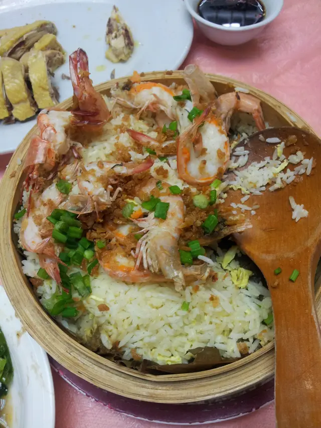 籠仔荷葉蒸蝦配炒飯底