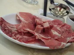 本地手切肥牛、安格斯肥牛粒和蒙古羊肉片