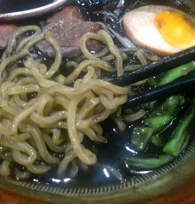 湯從麵上瀉下來...