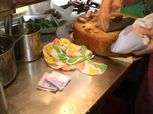 女店主眼明手快，刀法如神，我未及按快門肉已包好了。。